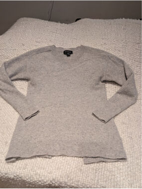 651-Holt Renfrew 100% Cashmere Grey Split Back Sweater XS